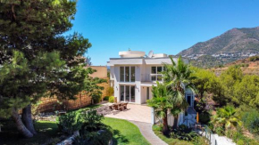 Luxury Villa Sun and Breeze - Salt Water Pool and BBQ
